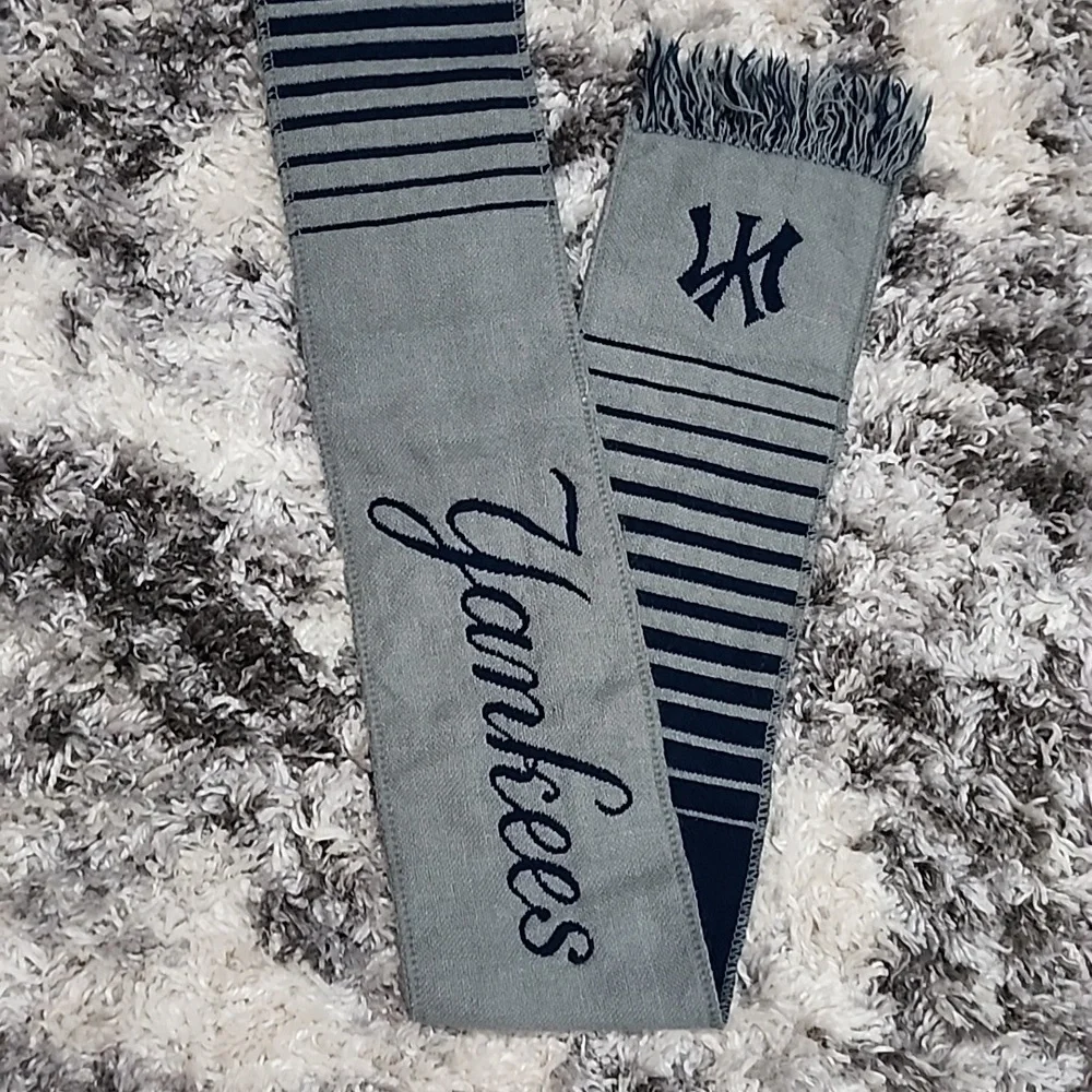NY YANKEES SCARF GRAY&BLUE FOREVER COLLECTION